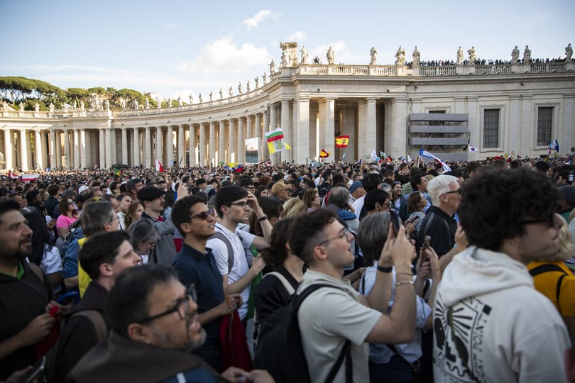 Zarándokok, turisták, de még Orbán-fanok is voltak a Szent Péter téren – helyszíni riport Rómából