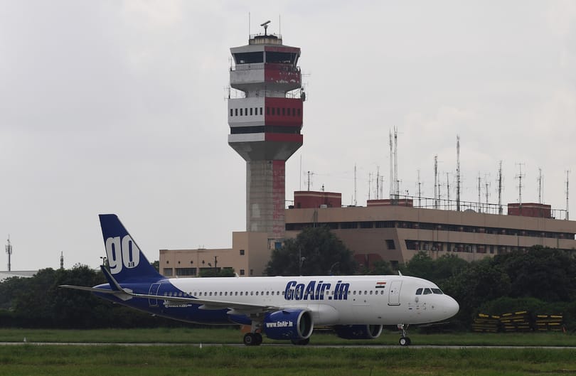 Kizuhant a repülőgép ajtaján egy légiutas-kísérő Mumbai repülőterén