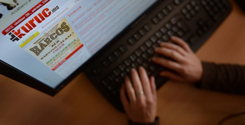 Leszedték a Kuruc.info óriásplakátját