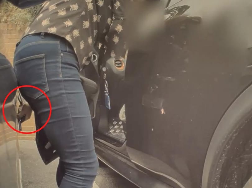 Közeliben vette a kamerája, ahogyan szándékosan összekarcolják a Teslát