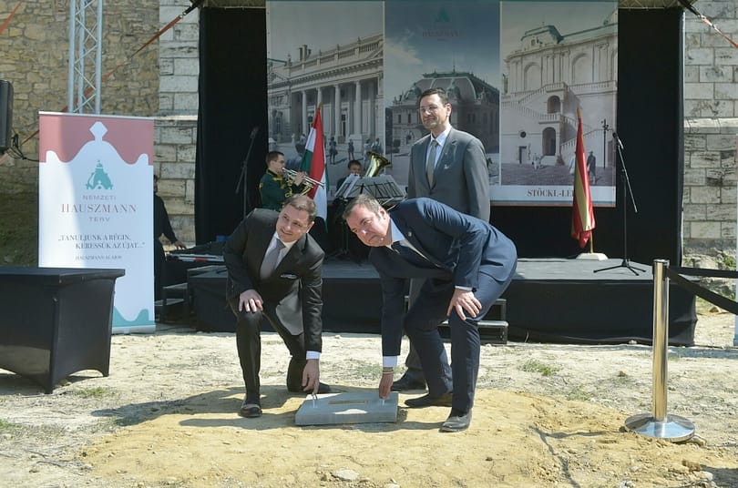 Nem fogja kitalálni, mit rakott a kormány az időkapszulába – fotó
