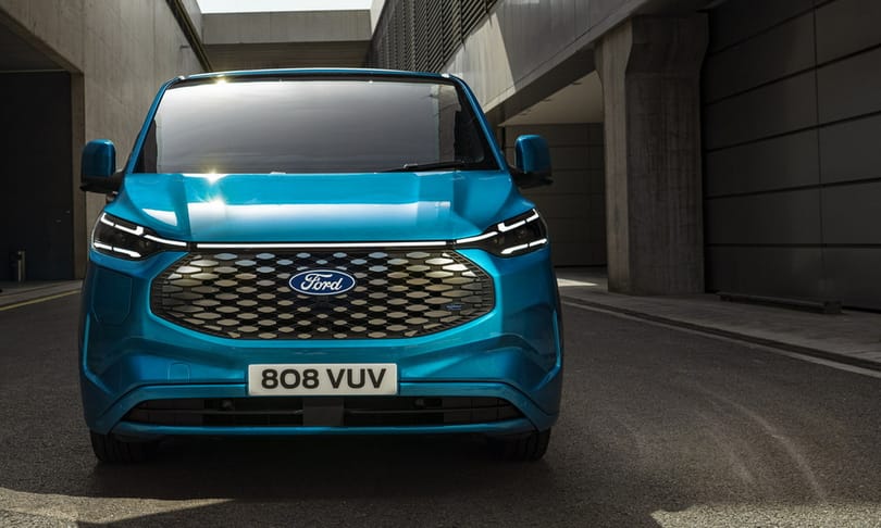 Dízeltől a hibriden át az elektromosig: itt a teljesen új Ford Transit Custom