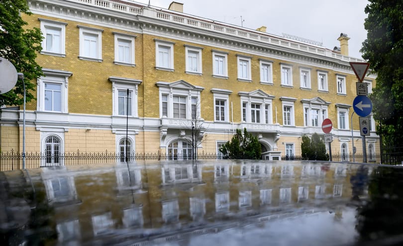 Rendőrt állítottak a letakart „Ruszkik, haza” felirat mellé