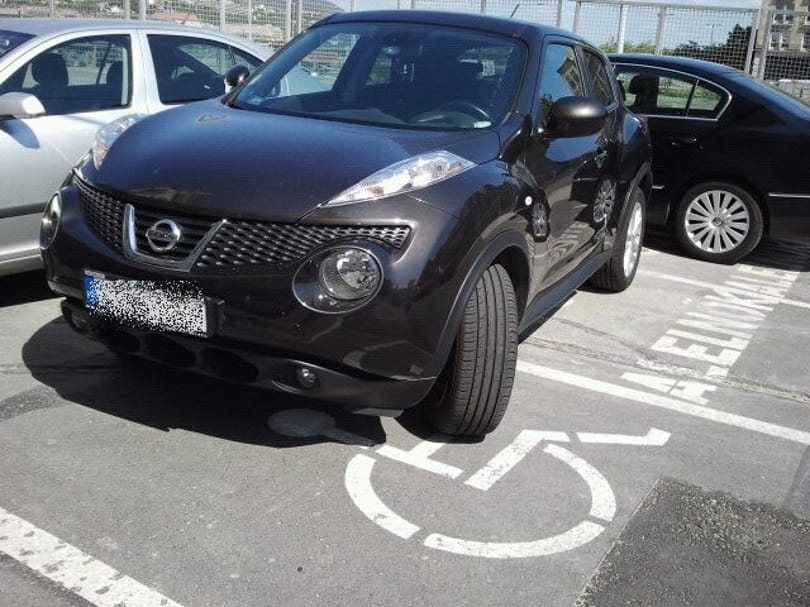 Nem mindig az ember a hibás, ha két parkolóhelyet foglal