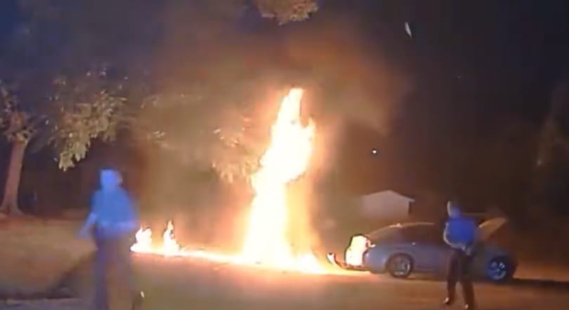 Azonnal lángra lobbant a motoros, amint meglőtték a sokkolóval – videó
