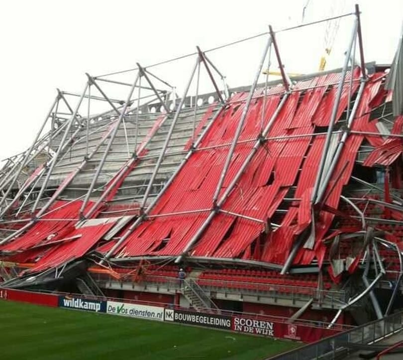Összeomlott egy holland stadion: emberek a romok alatt