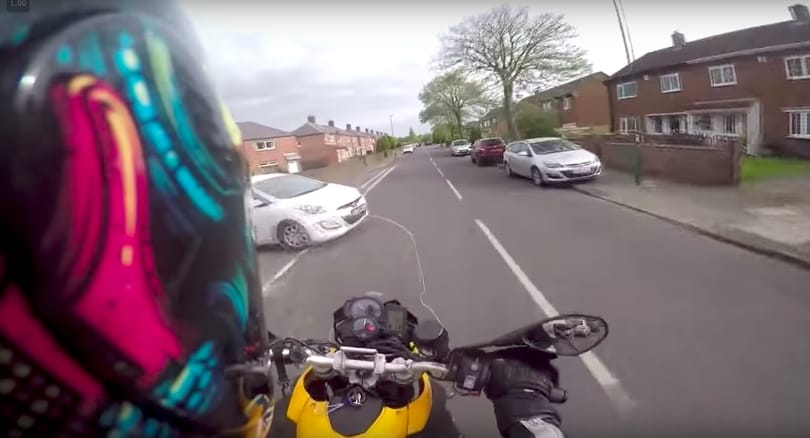 Majdnem elütötték a motorost, nem ilyen folytatásra számítottunk – videó