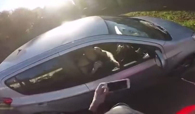 Jó fej akart lenni az autóssal a motoros, de aztán inkább csúnyán megszívatta – videó