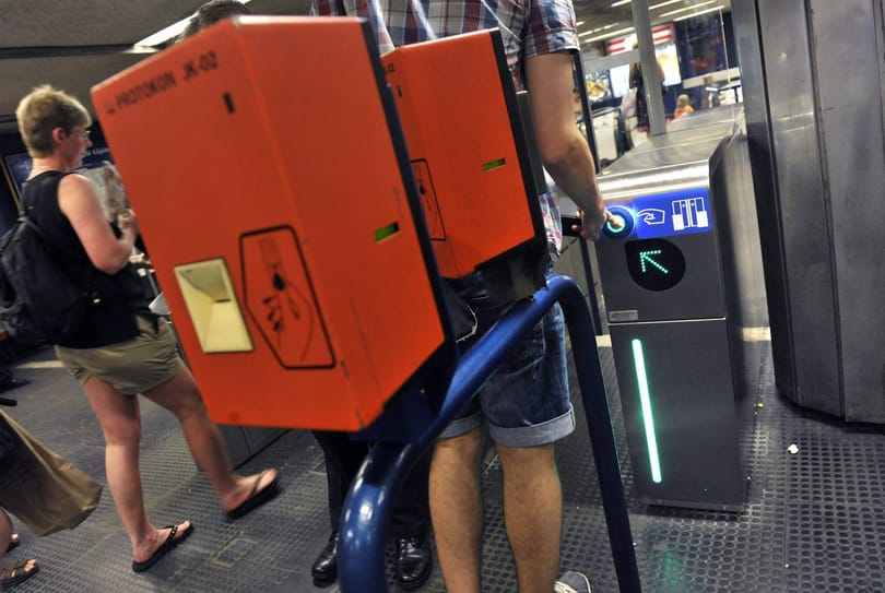 Megy a kukába: lebontják a Deák téri metrónál az e-jegyes beléptetőkapukat