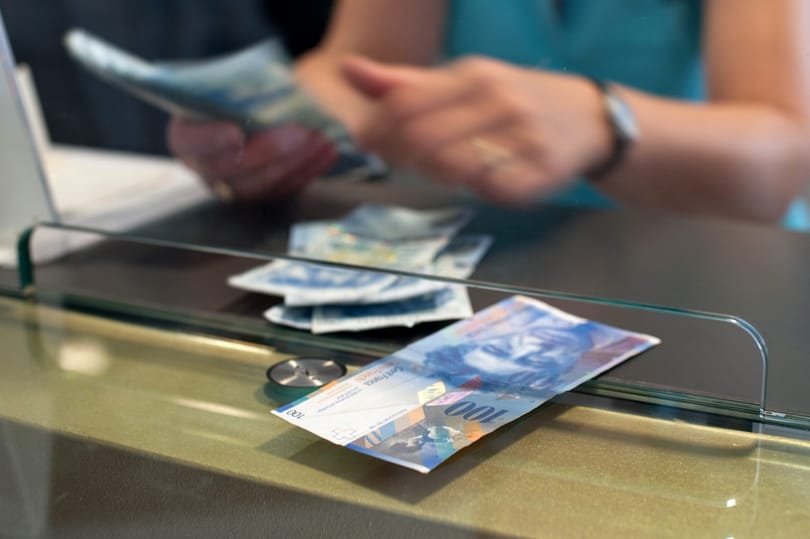 262-re csökkent a svájci frank árfolyama