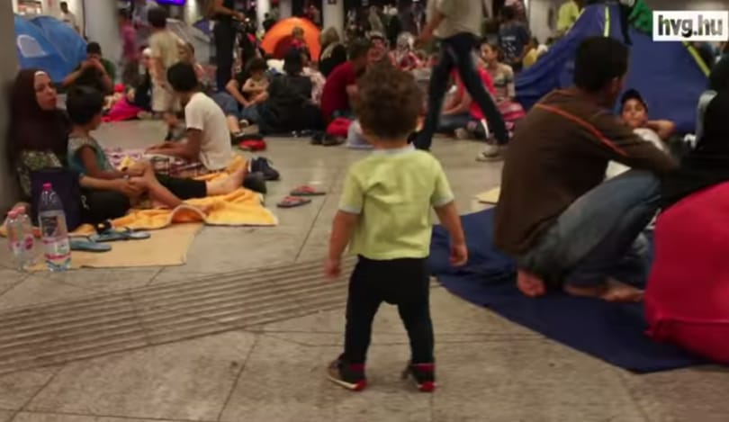 Egy perc cukiság: egy alig totyogó kisgyerek kalandjai a Keleti-aluljáróban