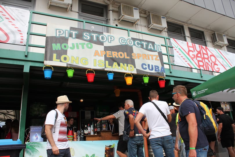 Ezerért megy az üdítő, 1500 a sör, burger akár 6500-ért – ilyenek a Hungaroring árai