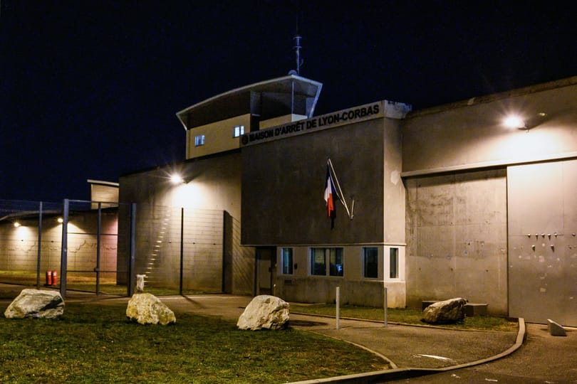 A szennyesben elbújva szökött meg egy rab Franciaországban