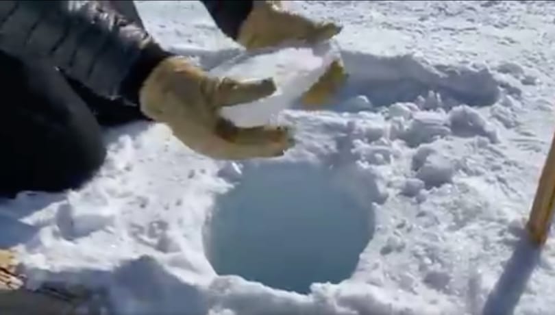 Videó: Jeget dobtak egy 137 méter mély lyukba az Antarktiszon, és furcsa hangot adott ki