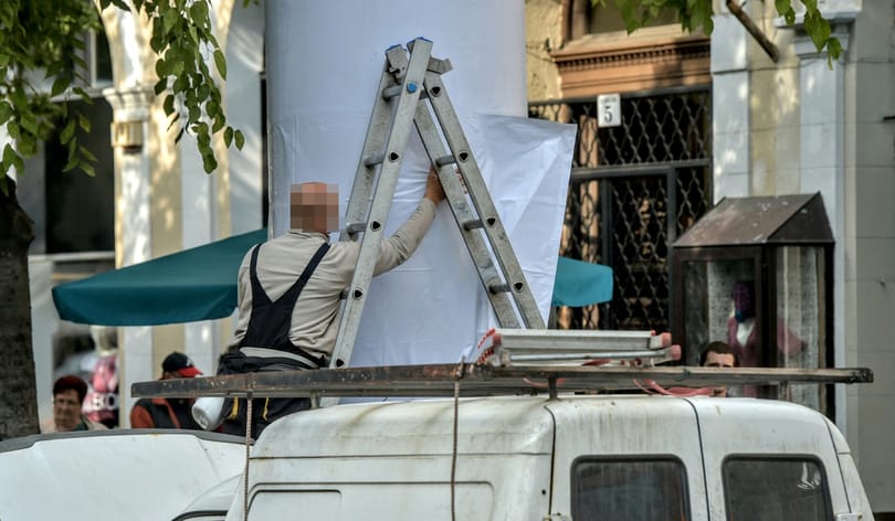 Vona saját plakáthelyeket venne, hogy így kerülje meg a plakáttörvényt