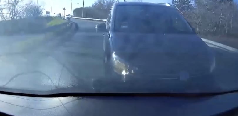Nekihajtott az előtte haladónak, majd tusfürdővel is büntetett egy autós, akit nem engedtek besorolni – videóval