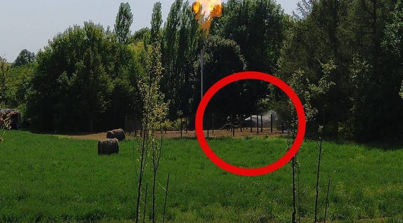 Valami ég a 10-es út mellett, a tűzoltók is dolgoznak – videó