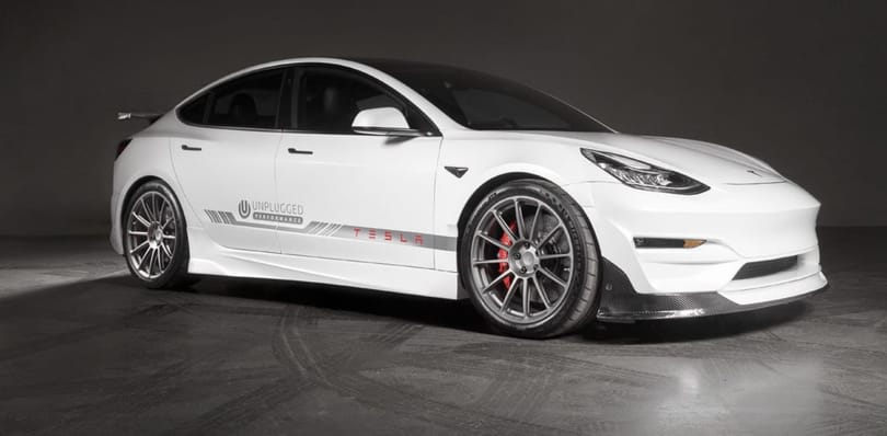 A svéd hiperautó-gyártó Koenigsegg karbonelemeivel lehet tuningolni a Teslákat