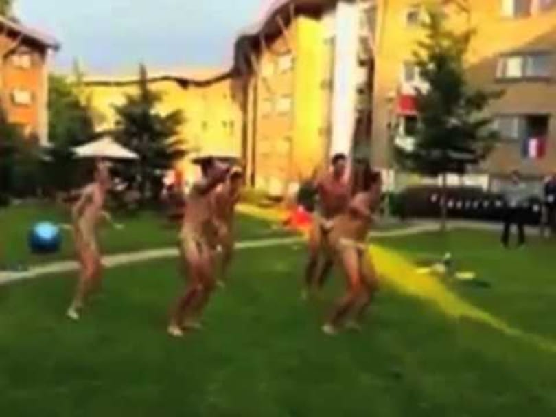 Fecskében táncoltak a Thrillerre az ausztrál evezősök - videó