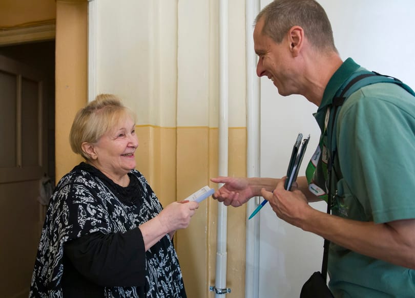 Elvonások ide vagy oda, több önkormányzat is pénzt oszt karácsonyra a nyugdíjasoknak