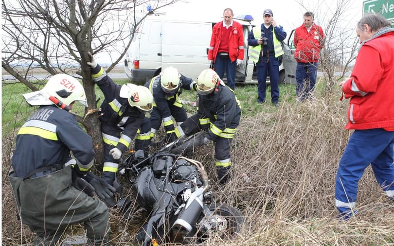 Két motoros ütközött, teljes az útzár a Pilisben