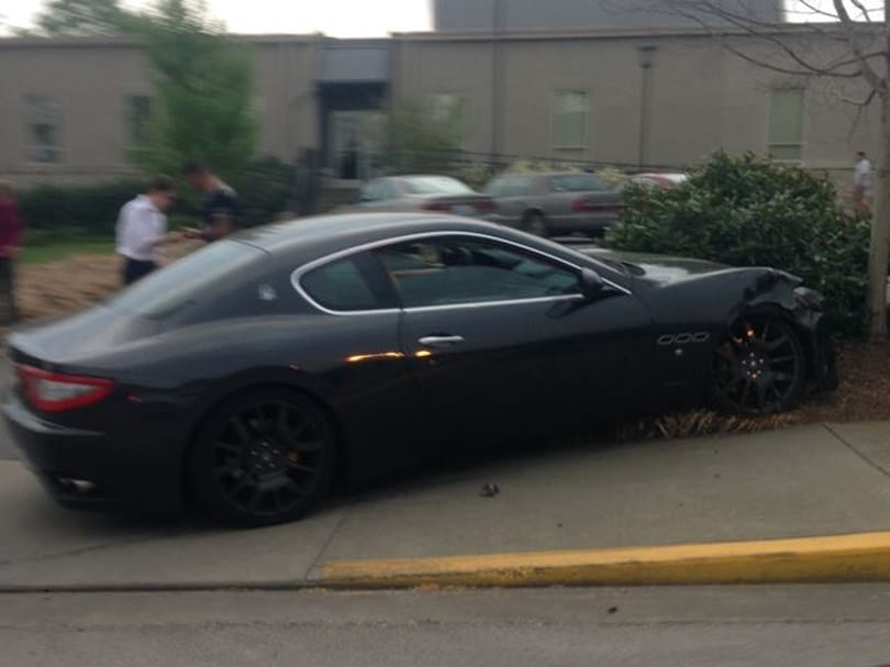 Egyetemen zúzott Maserati Granturismót egy olajsejk - fotók