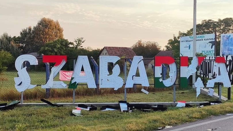 Szétverték a magyar nyelvű Szabadka-feliratot a Vajdaságban