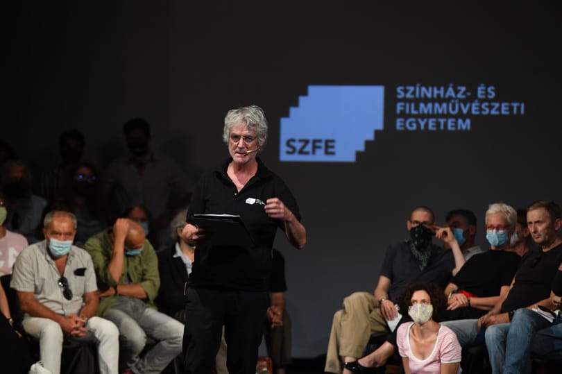 „Búcsúzom úgy, hogy maradok, megyek úgy, hogy meg sem érkeztem” – Upor László a színművészetiseknek
