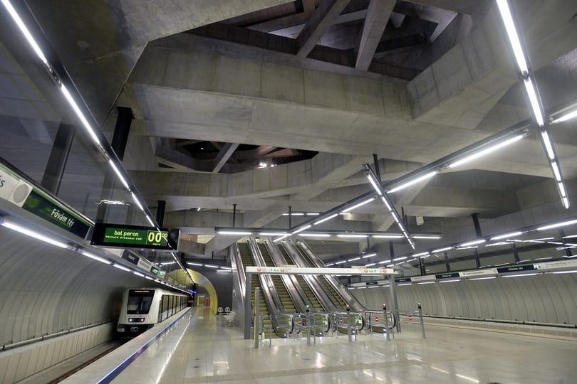 Metró alá esett egy ember a Fővám térnél