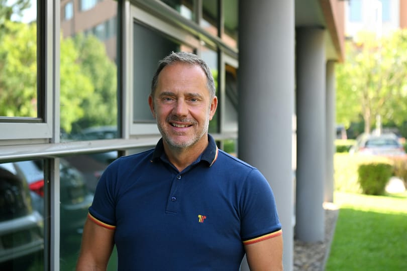 „Azahriah előtt le a kalappal, a közös cipő tervezésének minden szakaszánál ott volt” – Vidák László, a Tisza Cipő tulajdonosa a Mérlegenben