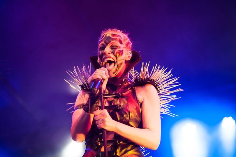 Koncert közben késelte volna meg az Anna & the Barbies énekesnőjét