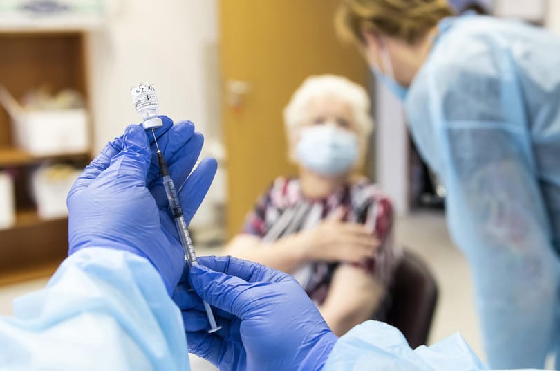 Tízmilliók beoltása is igazolta az első Covid-vakcinák hatásosságát