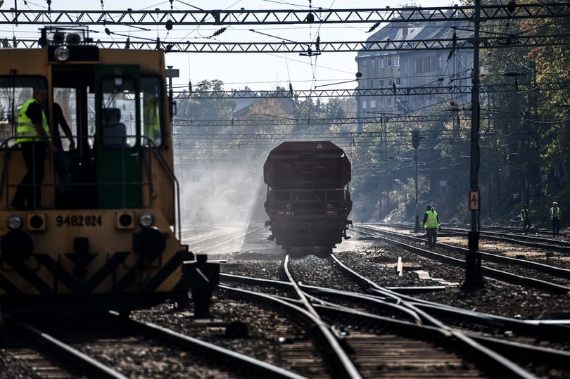 Turistabuszok özönétől tartanak a Déli pályaudvar régi vágányai mellett élők