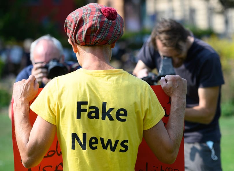 Végre tudományosan is megvizsgálták, mennyien dőlnek be egy álhírnek
