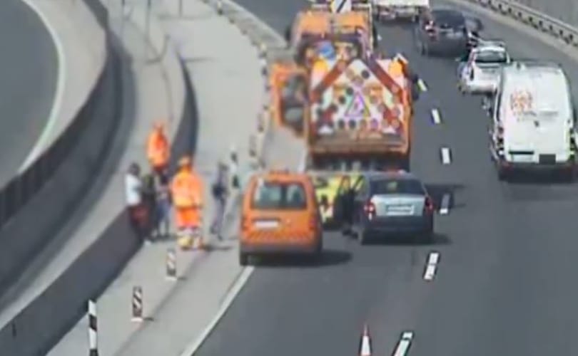 Közútkezelő halt meg, amikor járművüknek rohant egy kamion