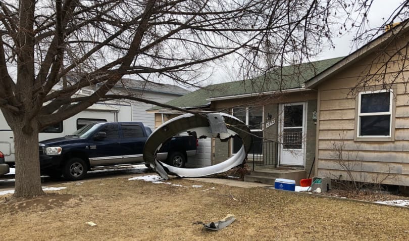 Denver elővárosára zuhantak egy felszálló repülő hajtóművének darabjai