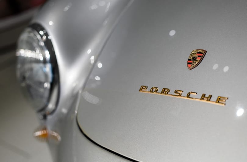 Nehéz lesz kiszúrni, pedig megújult a Porsche emblémája
