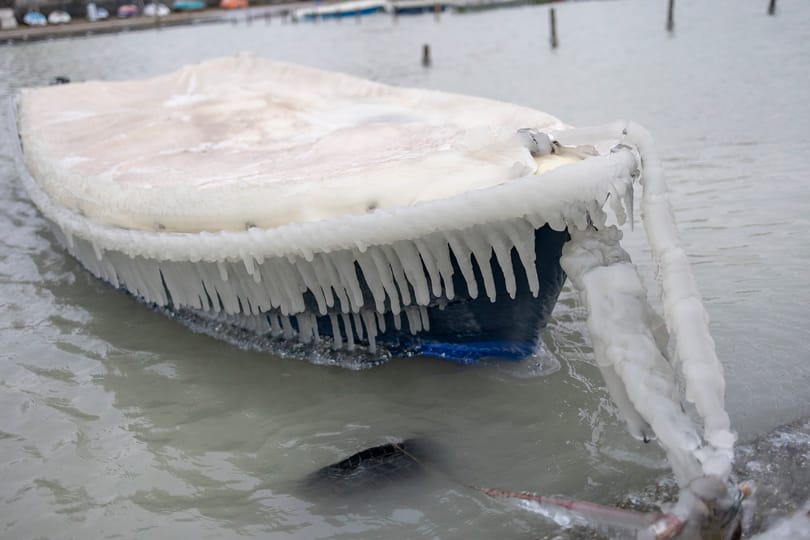 Tényleg itt a tél: gyönyörű képek és videó érkezett a jeges Balatonról