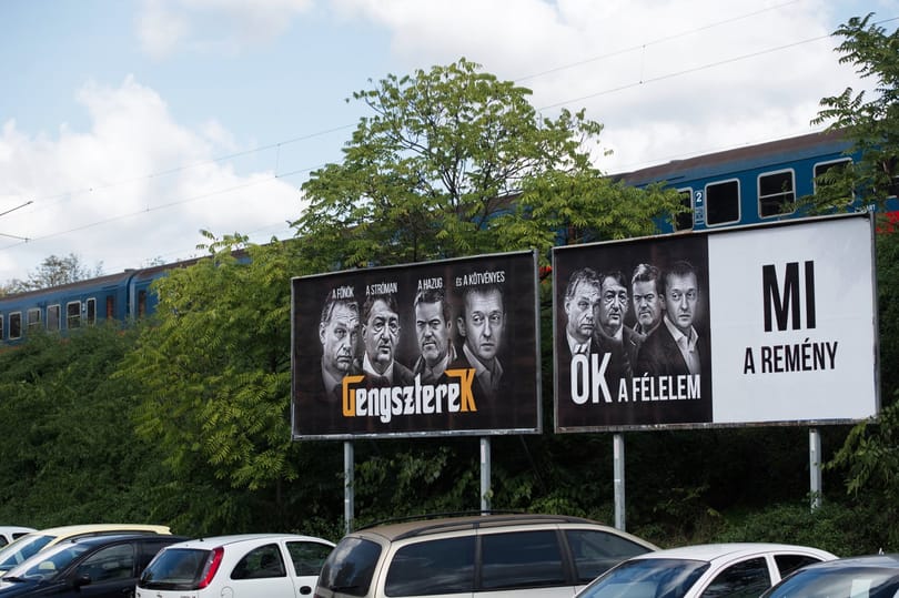 A kormánytól várnak ötletet az önkormányzatok, mihez kezdjenek a jobbikos plakátokkal