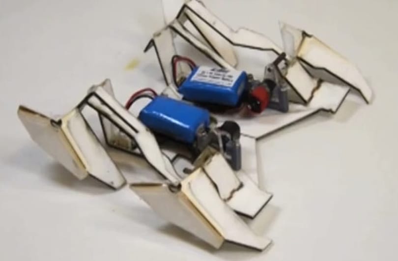 Saját magát hajtogatja ki, aztán elkezd sétálni egy robot