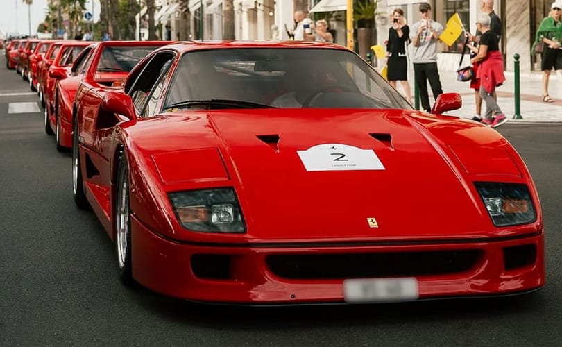 Luxusautó-kereskedés fiatal sofőrje tört össze egy egymilliárd forintos Ferrari F40-est