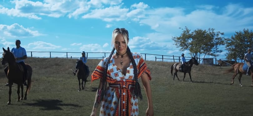 Tóth Gabit csipketerítős, kolbászos, szalmabálás táj öleli körbe az új videoklipjében 