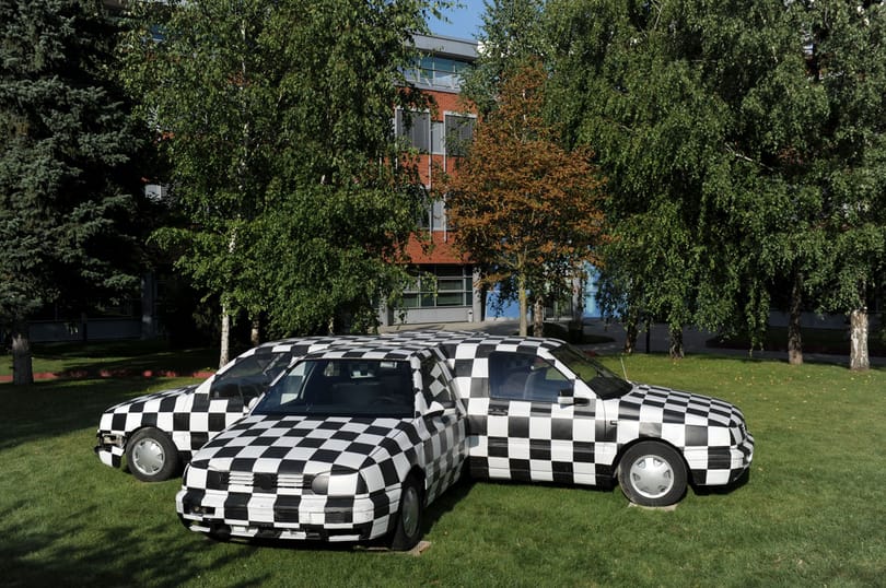 Kicsiny Balázs autói a HVG-székház elé parkoltak