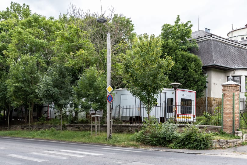A megígért elitiskolának nyoma sincs, helyette rejtélyes filmforgatásra használják a Lipótmezőt