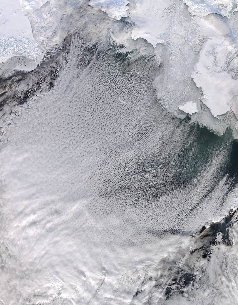 Felhőutcákat fotózott le a NASA a sarkkörnél – űrfelvételek