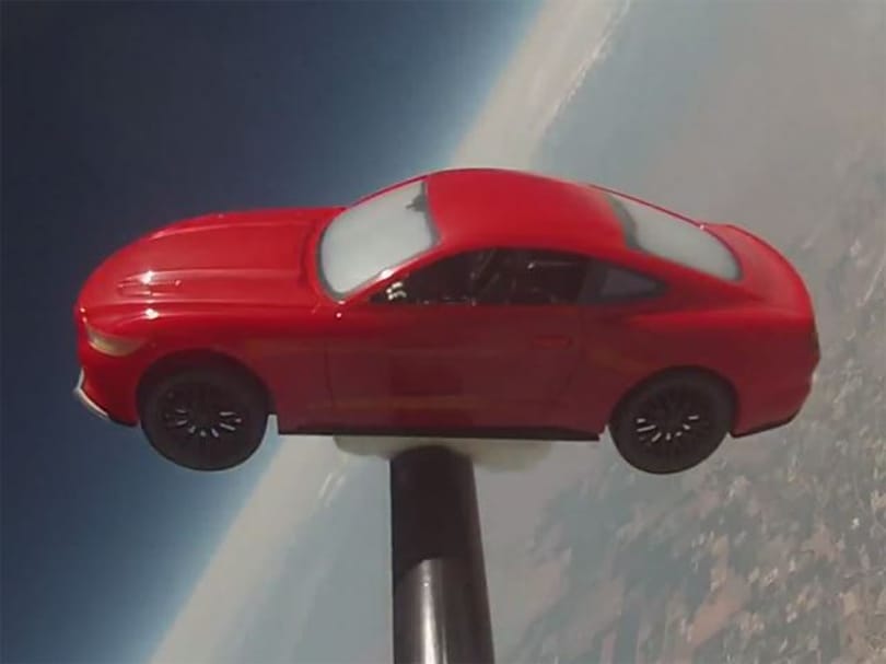 Mit keres egy Ford Mustang a világűrben? - videó