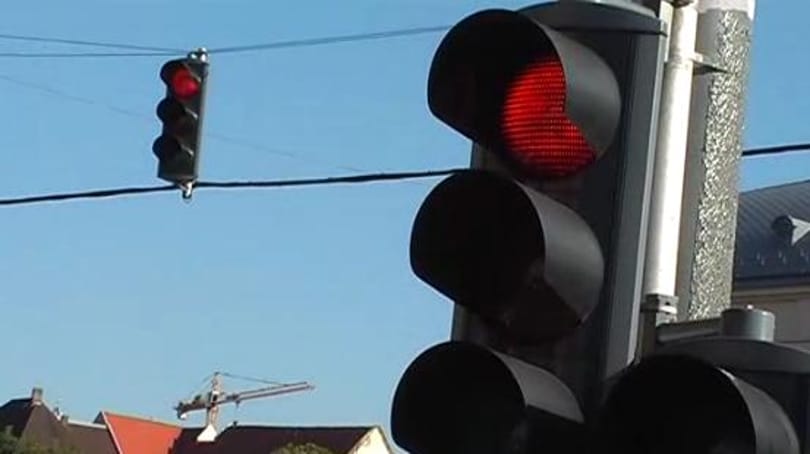 Zöldhullám: itt az első autó, amely egyeztet a közlekedési lámpákkal