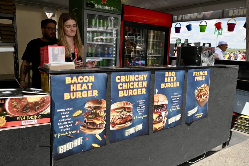 Hatezer alatt nincs hamburger, nagyot drágult a víz és az üdítő – ilyenek az árak idén a Hungaroringen