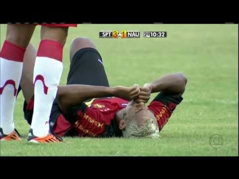 Ellenfele így verte ki a focista fogát, azóta keresik - videó