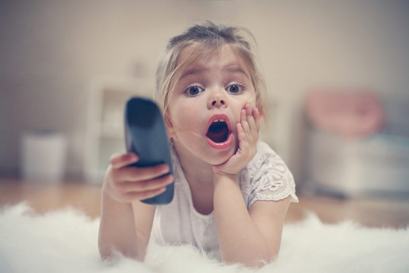 Gyerekek a tévé előtt – tanulságos útravaló vagy szükséges rossz a mesenézés?